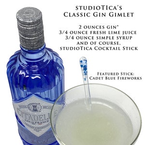 Pode incluir: Uma receita clássica de coquetel gin gimlet com uma garrafa azul e prateada de Citadelle Gin de France, um copo transparente cheio de um líquido amarelo claro e um palito de coquetel azul e branco. A receita pede 2 onças de gin, 3/4 onça de suco de limão fresco, 3/4 onça de xarope simples e um palito de coquetel.