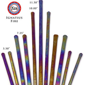 Op de afbeelding: Een verzameling iriserende metalen staven in verschillende lengtes, variërend van 14 cm tot 29 cm. De staven vertonen een spectrum aan kleuren, waaronder goud, paars en blauw. De tekst "IGNATIUS FIRE" is zichtbaar.