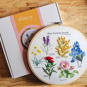 Embroidered Herbarium Embroidery kit // French or English // Craft kit // Perfect for ambitious beginners
