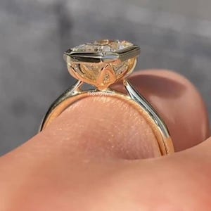 Pierścionek zaręczynowy Radiant Cut Bezel Set Radiant Moissanite Diamond Ring Tulip Setting Wedding Ring 14K Gold Unique Ring Anniversary Gift