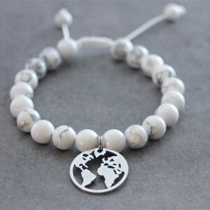 Bracelet en pierres naturelles perles howlite blanche et breloque carte du monde en acier inoxydable