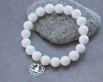Pulsera elaborada con piedras naturales, cuentas de concha y dije de Buda de acero inoxidable.