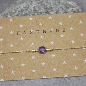 Quadratisches Perlenarmband für Damen aus natürlichem Amethyststein und goldgefüllten Perlen