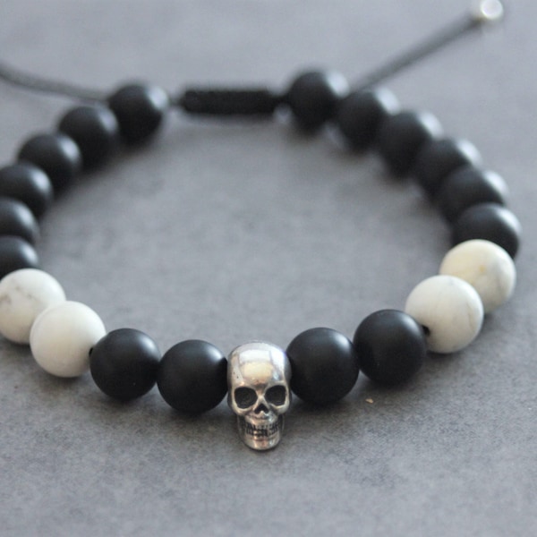 Bracelet homme en pierres naturelles, perles onyx mat,perles howlite blanche et tête de mort argent massif