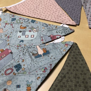 Bunting en tissu fait à la main sur le thème de l’été./ Tissu Lynette Anderson