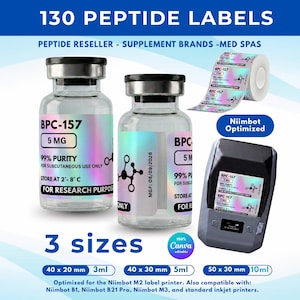 Op de afbeelding: Twee doorzichtige glazen flesjes met zilveren doppen en holografische labels met de tekst BPC-157 5 MG 99% PURITY, een rol bijpassende labels en een zwarte Niimbot labelprinter. Tekst bevat 130 PEPTIDE LABELS en 3 sizes.