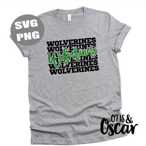 Pu&ograve; includere: Una maglietta grigia con la parola "WOLVERINES" ripetuta cinque volte in testo nero. La parola "WOLVERINES" &egrave; scritta in verde al centro del design. Il testo "OTIS & Oscar" &egrave; scritto in nero nella parte inferiore della maglietta.