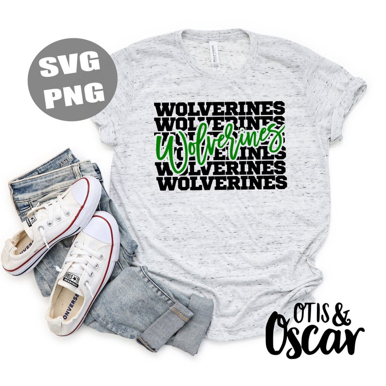 Pu&ograve; includere: Una maglietta bianca con una grafica nera e verde che dice "WOLVERINES" ripetuta cinque volte. La maglietta &egrave; su uno sfondo bianco con un paio di jeans blu e scarpe da ginnastica bianche.