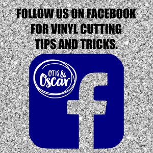 Op de afbeelding: Blauw vierkant met een wit Facebook-pictogram en de tekst "FOLLOW US ON FACEBOOK FOR VINYL CUTTING TIPS AND TRICKS." Een witte cirkel met de tekst "OTIS & Oscar" bevindt zich in de linkerbovenhoek van het vierkant.