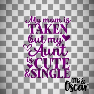 Puede incluir: Texto morado sobre un fondo a cuadros que dice "Mi madre está CASADA pero mi tía es GUAPA & SOLTERA" con los nombres Otis & Oscar en negro debajo.