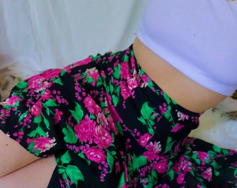 vintage 100% Silk Midi Skirt - années 1990 à Y2K - Floral Pink Green & Black - XS to Small - Boho Boho Chic - Romantique - Coloré - Trendy