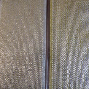 Peut inclure: Deux feuilles de strass autocollants dorés. Les strass sont disposés en quadrillage, créant un effet scintillant. Les feuilles sont rectangulaires et emballées dans du plastique transparent.