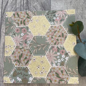 Carte d'anniversaire faite main sur le thème de la couture en papier anglais style patchwork rose vert