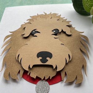 Carte faite main - chien Golden Doodle portant un collier rouge - peut être personnalisée