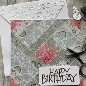 Papier anglais de style patchwork, couture sur le thème, carte d'anniversaire faite main, cabane en rondins, bleus et verts doux