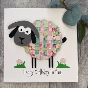 Tarjeta de oveja hecha a mano con papel tejido de colores
