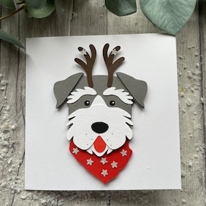 Carte de Noël faite main avec un schnauzer portant une cravate et des bois - peut être personnalisée