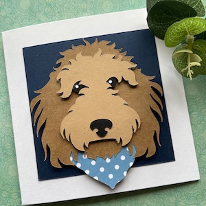 Cartão feito à mão - Cachorro Golden Doodle usando gravata - pode ser personalizado