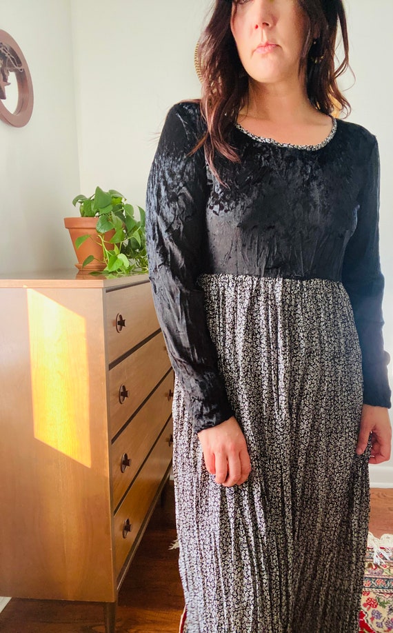 90's Black and White Floral Long Sleeve Velvet Dress with Bubble Hem by Maggy London