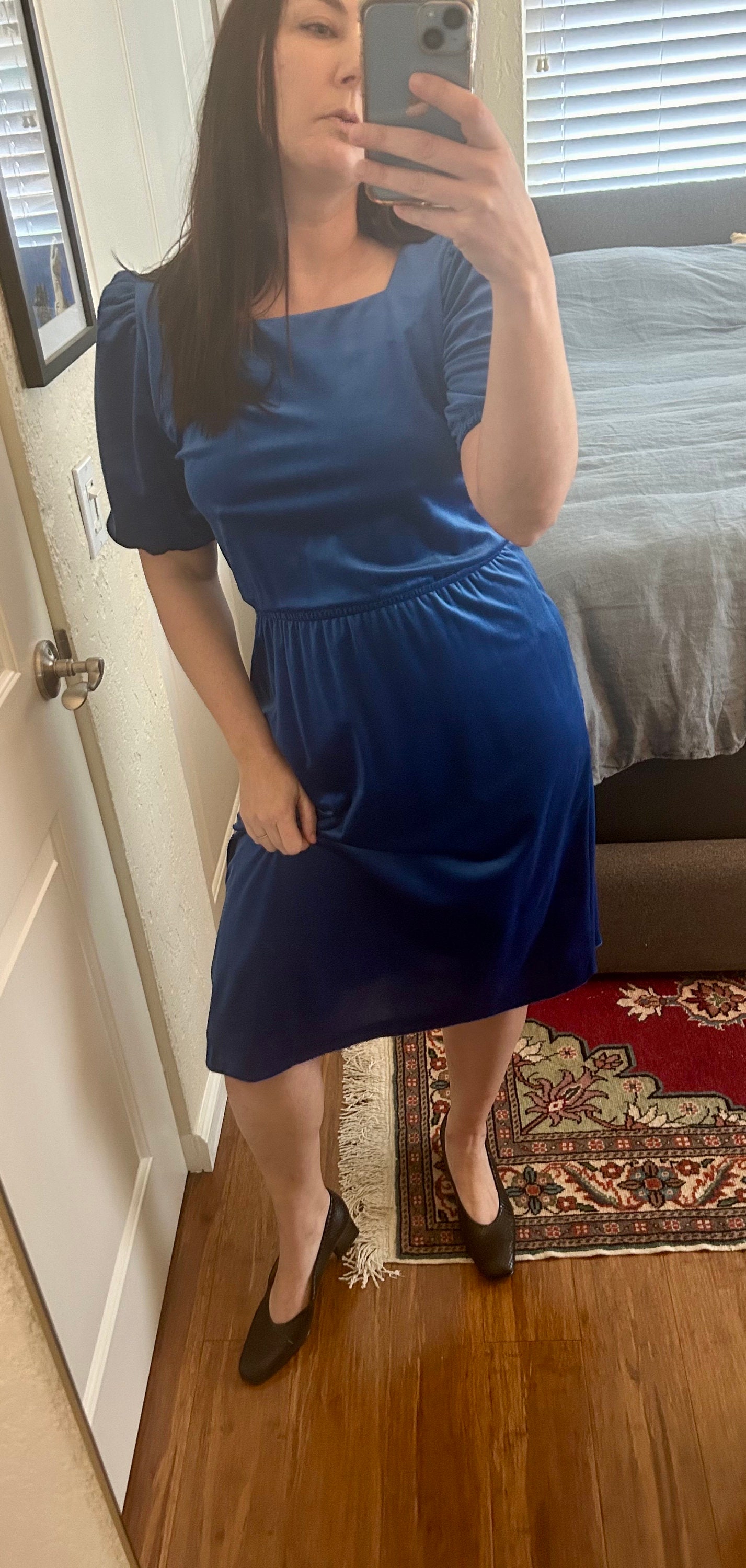 Robe bleu vif vintage manches courtes et paules bouffantes en