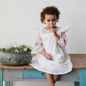 Vestido de Pinafore blanco de espalda abierta, Pinafore Girls, delantal de bebé, vestido de niña de flores, lino Pinafore, vestido de niñas, vestido de novia para niñas imagen 4