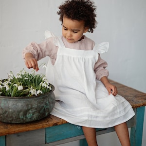 Vestido de Pinafore blanco de espalda abierta, Pinafore Girls, delantal de bebé, vestido de niña de flores, lino Pinafore, vestido de niñas, vestido de novia para niñas imagen 1