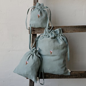 Pochette en lin bleu pastel, broderie crème glacée, sac à linge, décoration de chambre d'enfant, sac de rangement de jouets, sac à pain, cadeau pour femme