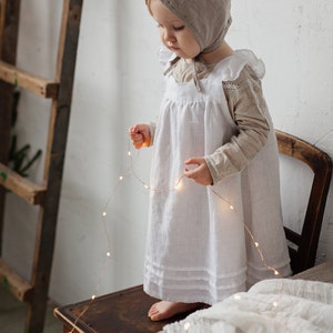 Vestido de Pinafore blanco de espalda abierta, Pinafore Girls, delantal de bebé, vestido de niña de flores, lino Pinafore, vestido de niñas, vestido de novia para niñas imagen 9