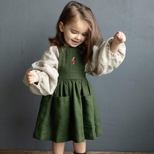 Grembiule con incrocio sulla schiena verde foresta, grembiule in lino, diversi ricami, vestito per bambine, vestito in lino per bambine, grembiule per bambine, grembiule per bambine