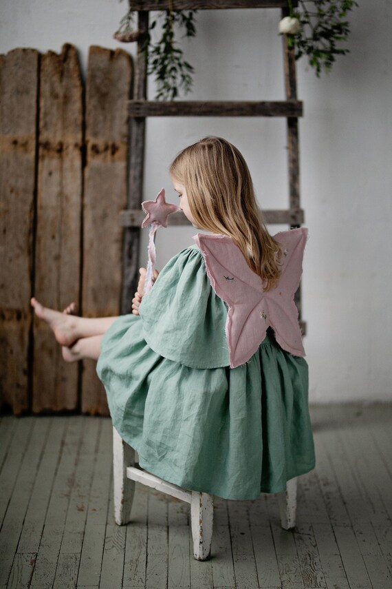 Farfalla Arancione Con Ali Maculato Avente Il Resto Su Un Spikelet Foto Stock - Foto 8