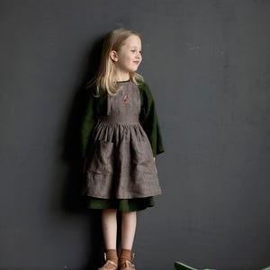 Grembiule a righe marroni con incrocio sulla schiena, grembiule in lino, diversi ricami, vestito per bambine, vestito in lino per bambine, grembiule per bambine, grembiule per bambine