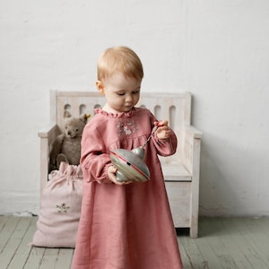 Zalm ruche linnen jurk, linnen babyjurk, babyjurk, bloemenmeisjesjurk, linnen kleding meisjes, jurk meisjes, kinderkleding