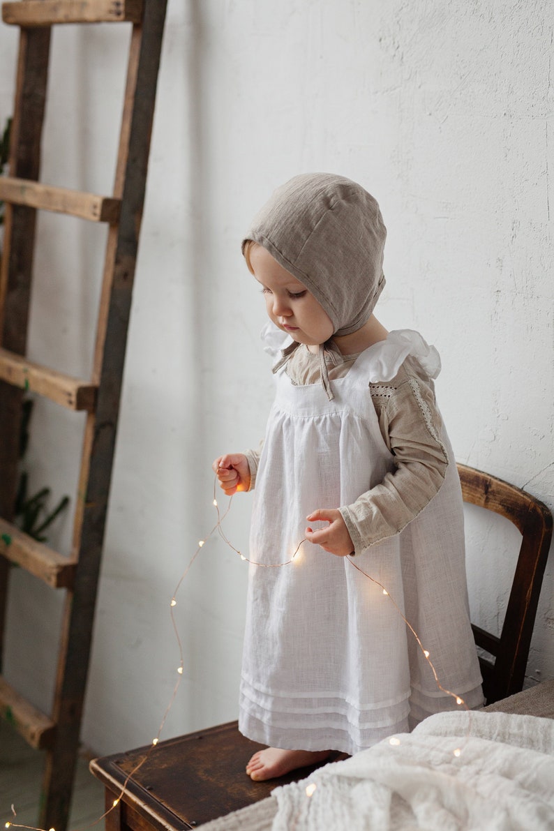 Vestido de Pinafore blanco de espalda abierta, Pinafore Girls, delantal de bebé, vestido de niña de flores, lino Pinafore, vestido de niñas, vestido de novia para niñas imagen 9