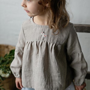 Natuurlijke korte linnen tuniek, verschillende borduurwerken, linnen shirt voor meisjes, linnen tuniek met lange mouwen, meisjeslinnen top, babyshirt afbeelding 9