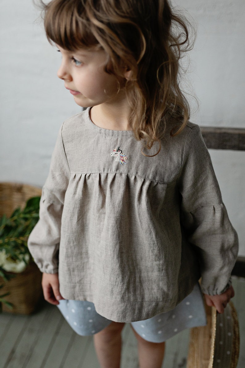 Natuurlijke korte linnen tuniek, verschillende borduurwerken, linnen shirt voor meisjes, linnen tuniek met lange mouwen, meisjeslinnen top, babyshirt afbeelding 9