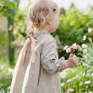 Natuurlijke linnen jurk met ruches, linnen babyjurk, babyjurk, bloemenmeisjesjurk, linnen kleding meisjes, jurk meisjes, kinderkleding