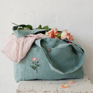 Mintfärgad linneväska: Vändbar axelväska med broderad blommig design