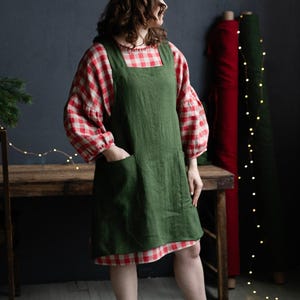 Delantal japonés verde bosque, de lino, bordado a mano, de cocina, con espalda cruzada, ideal como regalo.