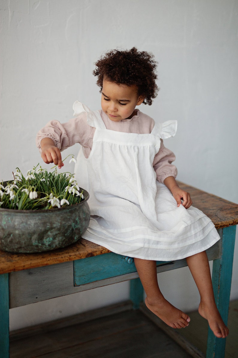 Vestido de Pinafore blanco de espalda abierta, Pinafore Girls, delantal de bebé, vestido de niña de flores, lino Pinafore, vestido de niñas, vestido de novia para niñas imagen 1