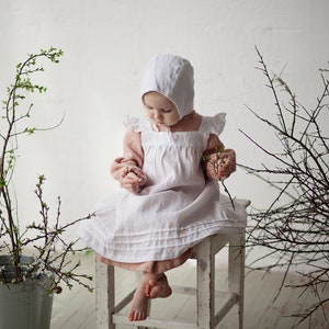 Vestido de Pinafore blanco de espalda abierta, Pinafore Girls, delantal de bebé, vestido de niña de flores, lino Pinafore, vestido de niñas, vestido de novia para niñas imagen 6