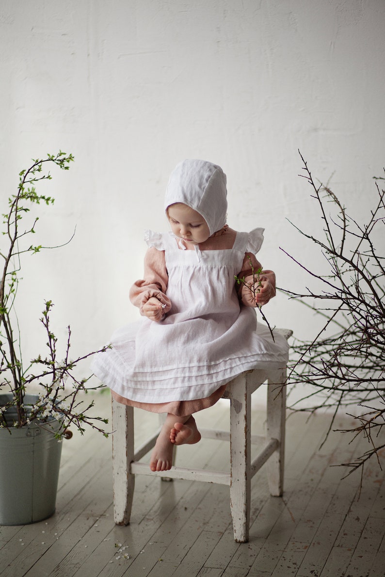 Vestido de Pinafore blanco de espalda abierta, Pinafore Girls, delantal de bebé, vestido de niña de flores, lino Pinafore, vestido de niñas, vestido de novia para niñas imagen 6