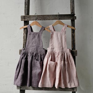 Grembiule rosa con incrocio sulla schiena, grembiule in lino, diversi ricami, abito estivo per bambine, abito in lino per bambine, grembiule per bambine