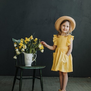 Grembiule giallo con ali incrociate sulla schiena, grembiule in lino, diversi ricami, abito estivo per bambine, abito in lino per bambine, grembiule per bambine
