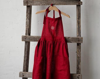 刺繍入りクリスマスリネンエプロン：限定版チェリーレッドキッズ