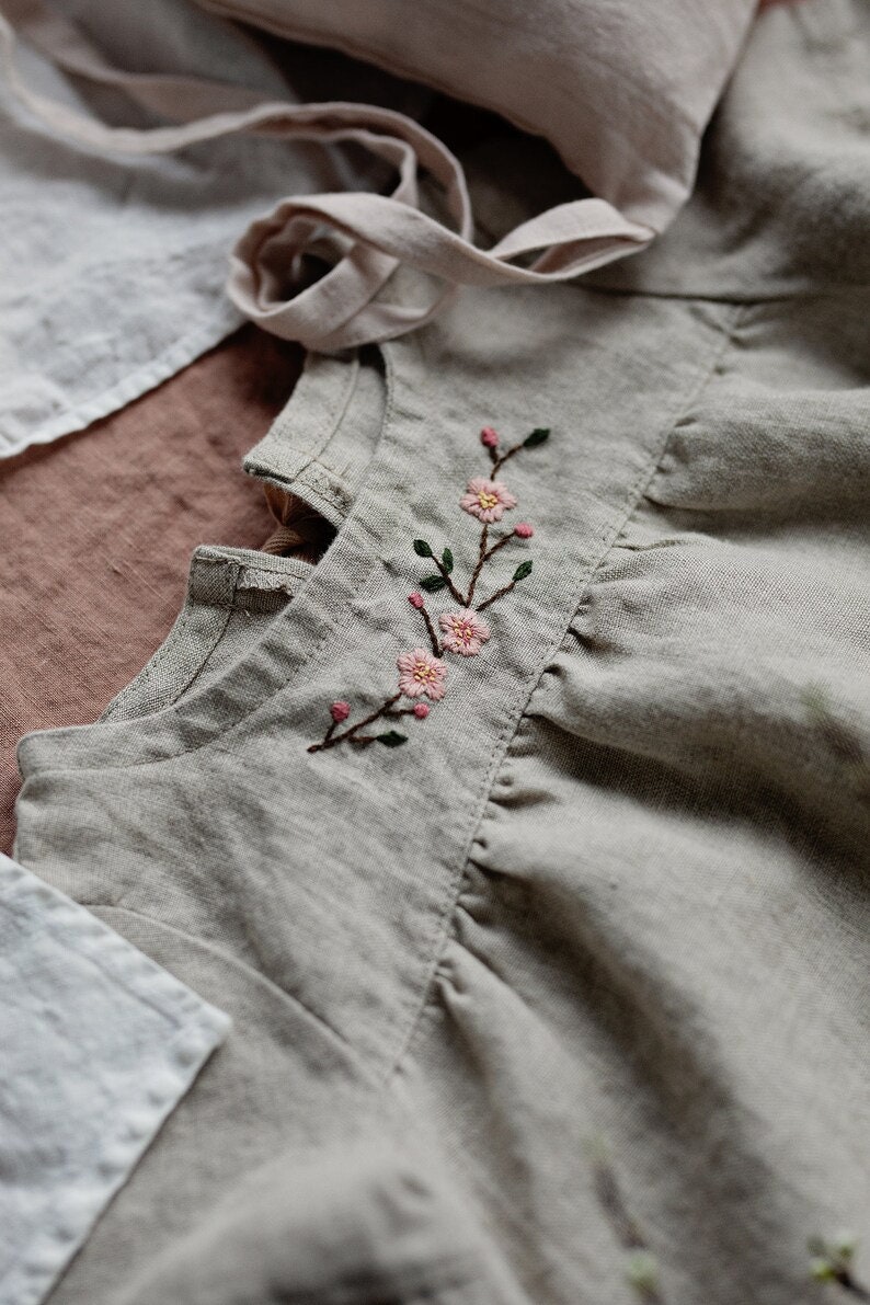 Natuurlijke korte linnen tuniek, verschillende borduurwerken, linnen shirt voor meisjes, linnen tuniek met lange mouwen, meisjeslinnen top, babyshirt afbeelding 8