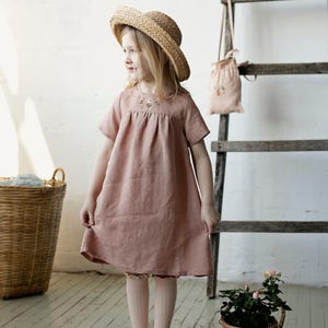 Abito estivo rosa antico, abito estivo in lino, diversi ricami, abito a maniche corte, abito in lino per bambine, abito da damigella