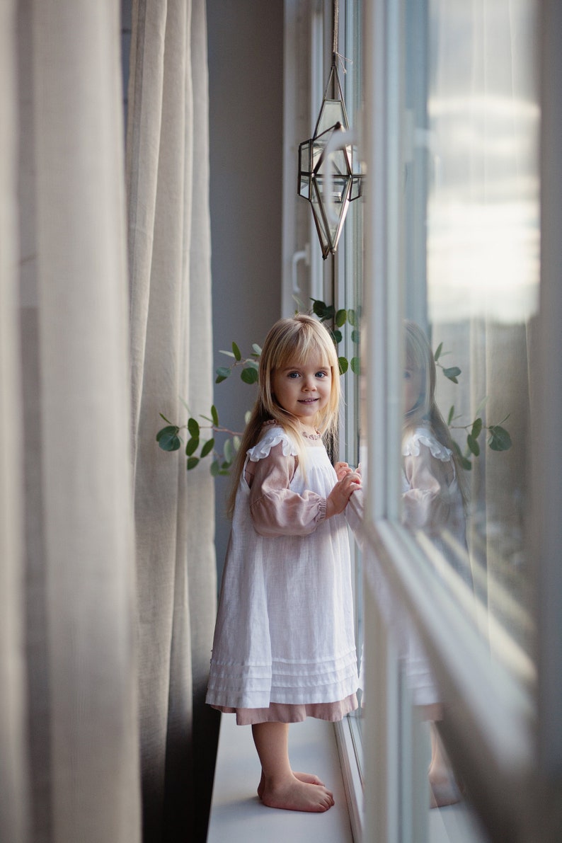 Vestido de Pinafore blanco de espalda abierta, Pinafore Girls, delantal de bebé, vestido de niña de flores, lino Pinafore, vestido de niñas, vestido de novia para niñas imagen 7