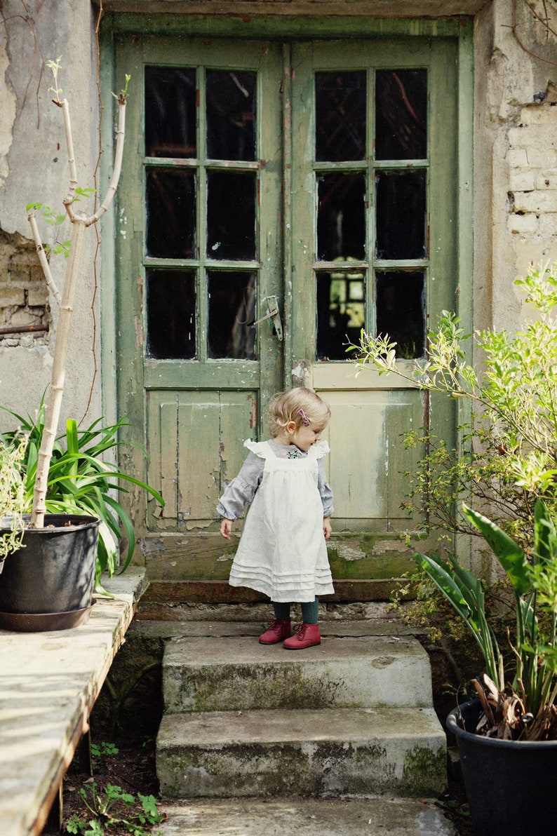 Vestido de Pinafore blanco de espalda abierta, Pinafore Girls, delantal de bebé, vestido de niña de flores, lino Pinafore, vestido de niñas, vestido de novia para niñas imagen 3