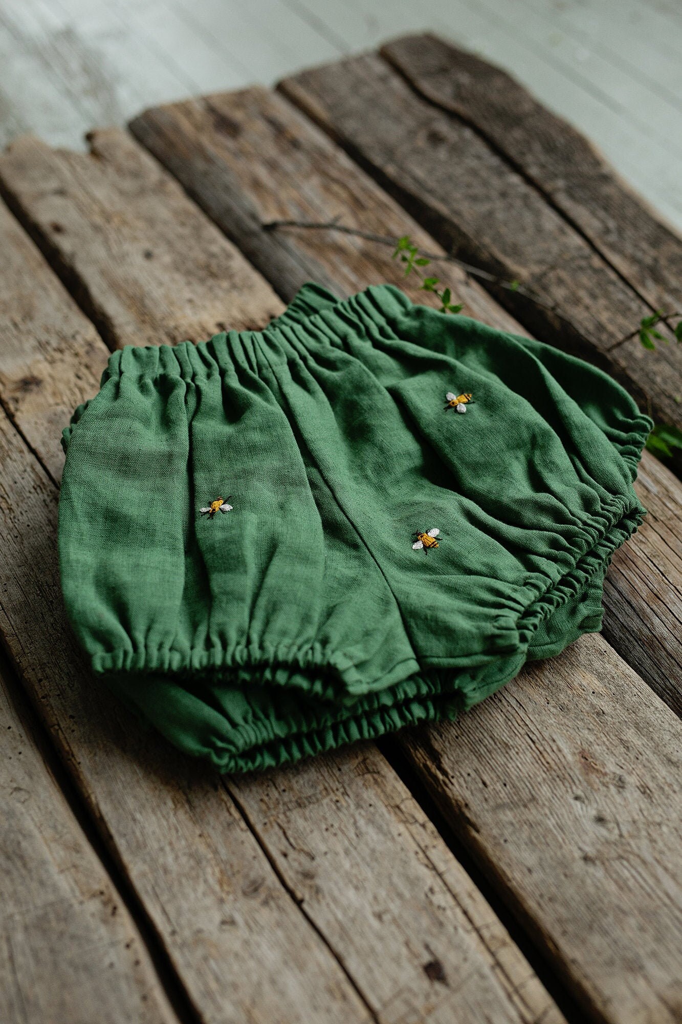 Bloomers exclusivos de color verde manzana bordado de abejas bloomers de lino Ropa Ropa unisex para niños Pantalones cortos ropa de lino para niños florecedores para niños pantalones cortos de lino 