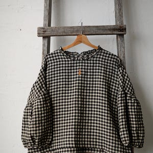 Tunica in lino a quadretti neri: camicetta kimono con scollo a balze